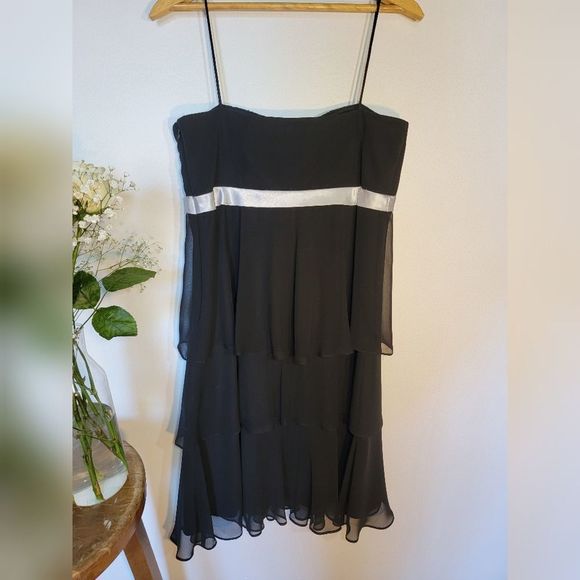 BLACK flowy 3 tiered dress with white high-waisted ribbon. SLfashions. Sz.6 - Picture 2 of 7